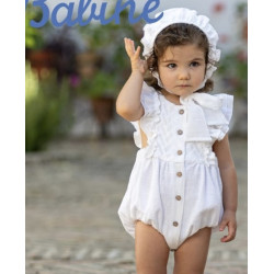 Pelele blanco de niña con bordado.