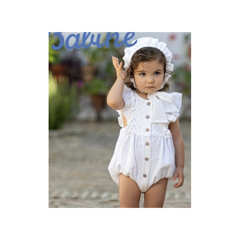 Pelele blanco de niña con bordado.