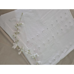 Toquilla de hilo blanca con bodocos.