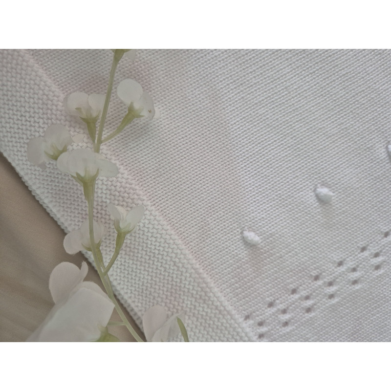Toquilla de hilo blanca con bodocos.