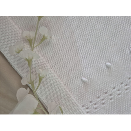 Toquilla de hilo blanca con bodocos.