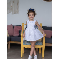 Vestido infantil perforado