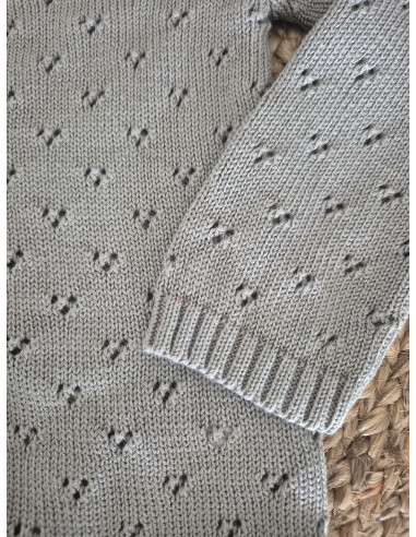 Rebeca calada con cuello gris